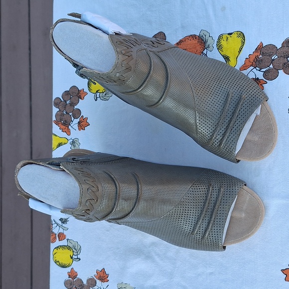 EARTH ๐๐ฃAttalea Bonaire Sandals in Light Blue (like gray) - Picture 11 of 17